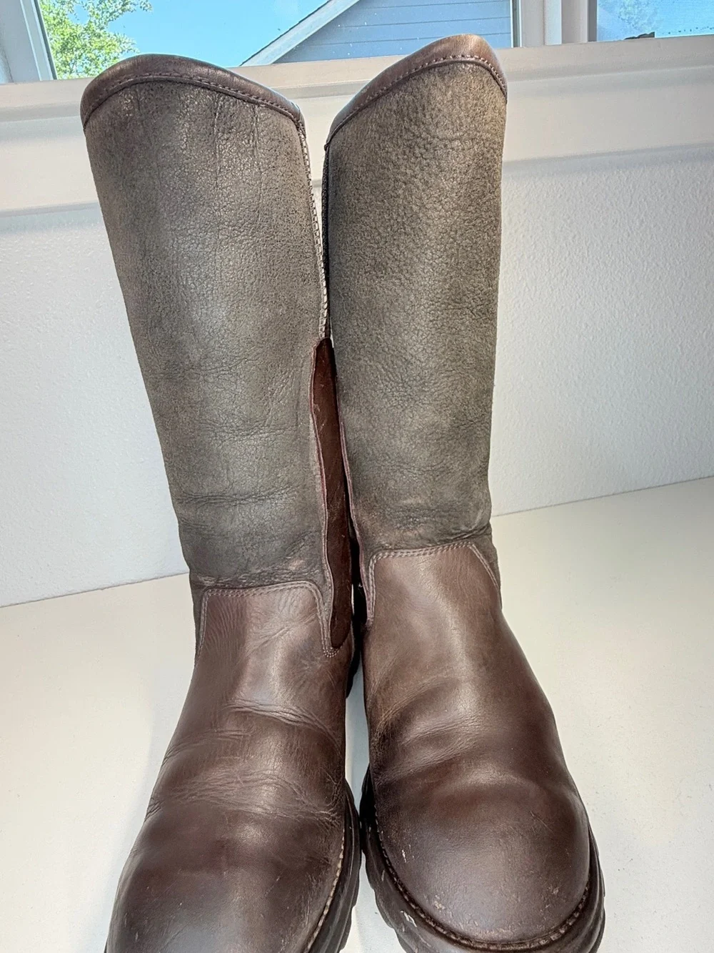 UGG Australia womens Sheepskin Lined Brown Leather Winter Boots Size 9 s-l400.jpg main image 2